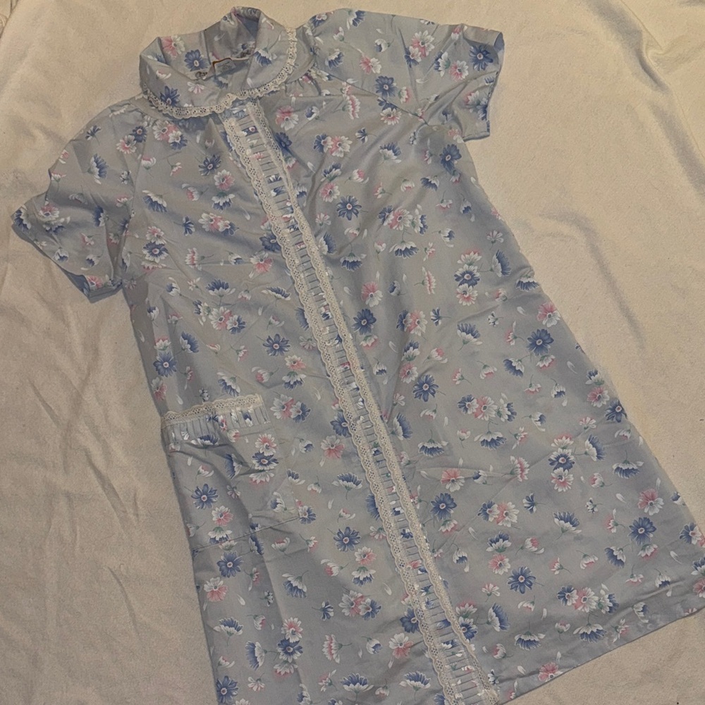 Vintage Floral Nightgown/house coat in Light Blue w flowers. Snap buttons/Lace